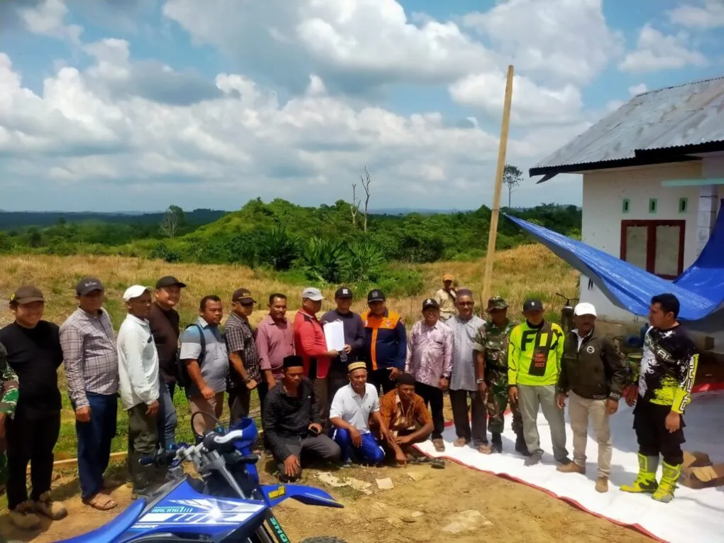Tokoh masyarakat, Muspika Langkahan dan investor foto bersama dilokasi akan dilakukan penanaman plasma di Desa Leubok Pusaka, Kacamatan Langkahan, Aceh Utara.