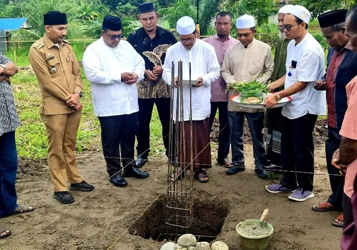 Wabup Aceh Utara Fauzi Yusuf Lakukan Peletakan Batu Pertama Musalla Di Dewantara