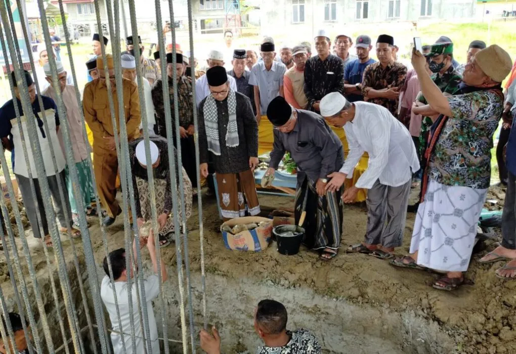 Abon Wahab Cempedak melakukan peletakan batu pertama pembangunan Masjid Baitul Waliyyah Biara Timur.