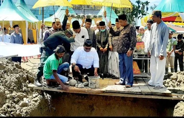 Wabup Aceh Utara letakkan batu pertama pembangunan Masjid Baitussalam di Gampong Ceubrek,(Ist).