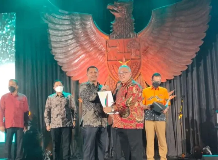 Ketua SPS Aceh, Muktarruddin Usman saat menerima SK Pengurus SPS Aceh dari Ketua Harian SPS Pusat, Januar P Ruswita di Aula Jogya Museum Nasional, Yogyakarta.