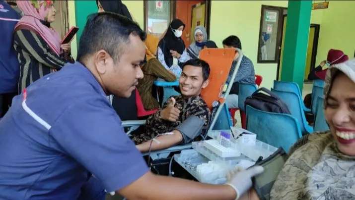 Peserta dari Guru dan Tenaga Kependidikan (GTK) mengikuti donor darah massal yang digelar oleh Kacabdisdik Aceh Utara.