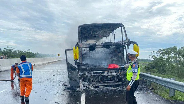 Bus terbakar di tol panadaan, (foto: Polda Jatim).