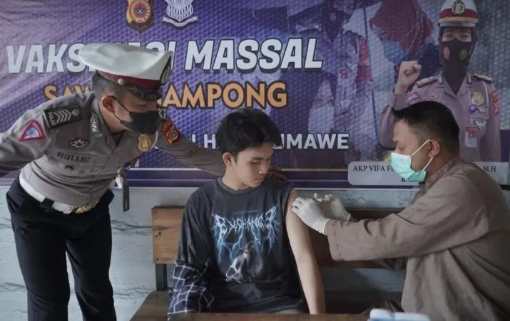 Warga saat melakukan vaksinasi yang di lakukan oleh Satlantas Polres Lhokseumawe