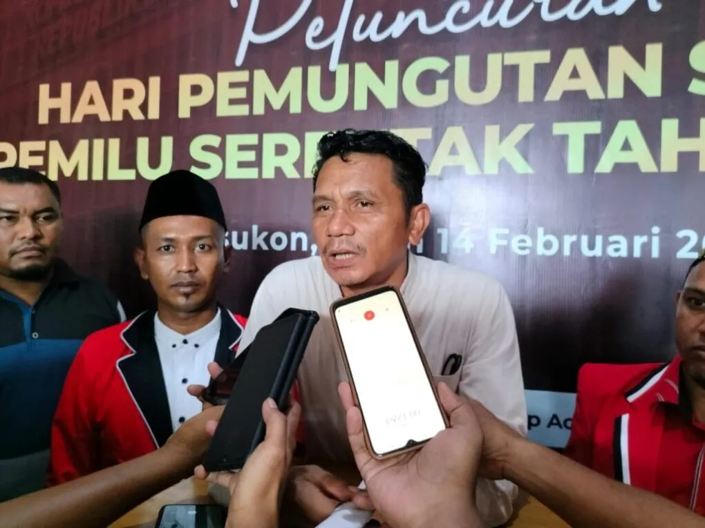 Juru Bicara DPW Partai Aceh Kabupaten Aceh Utara, Amiruddin B saat memberikan keterangan pers turut di dampingi oleh Bukhari, SE di Media Center KIP Aceh Utara.