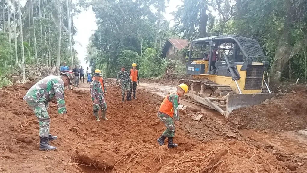 Tim satgas mengerjakan sasaran pokok pembukaan jalan penghubung antar dua desa di Kecamatan Sawang.(Foto : Ist)
