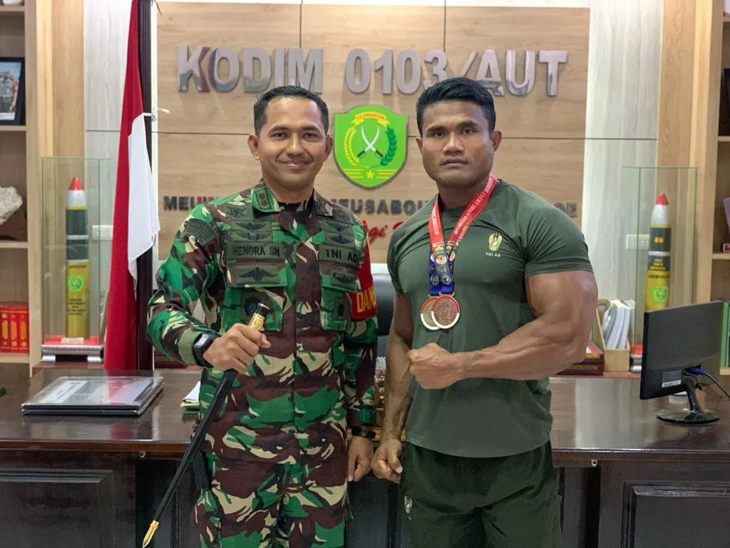Dandim 0103/Aceh Utara Letkol Inf Hendrasari Nurhono S.I.P. M.I.P, foto bersama dengan Serka Andri Yanto, usai mengikuti kejuaran National Event Body Fitnes di Serang.(Ist).