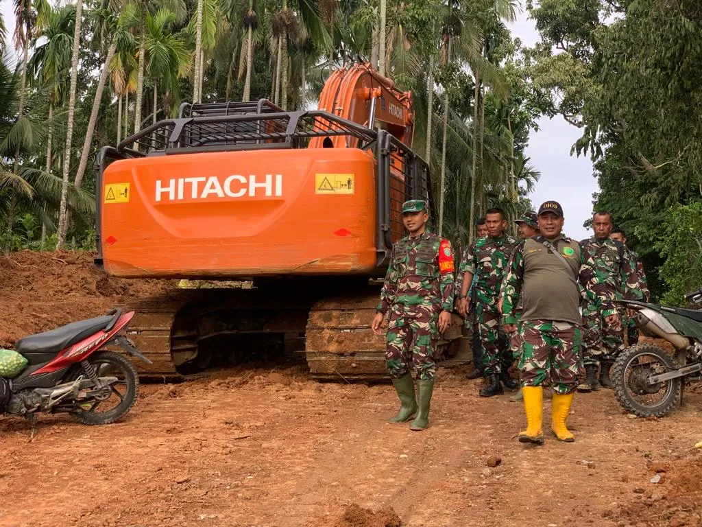 Dandim 0103/Aceh Utara Letkol Inf Hendrasari Nurhono S.I.P., M.I.P., di dampingi para perwira meninjau dan memantau kegiatan TMMD Reguler ke-118 di Kecamatan Sawang.