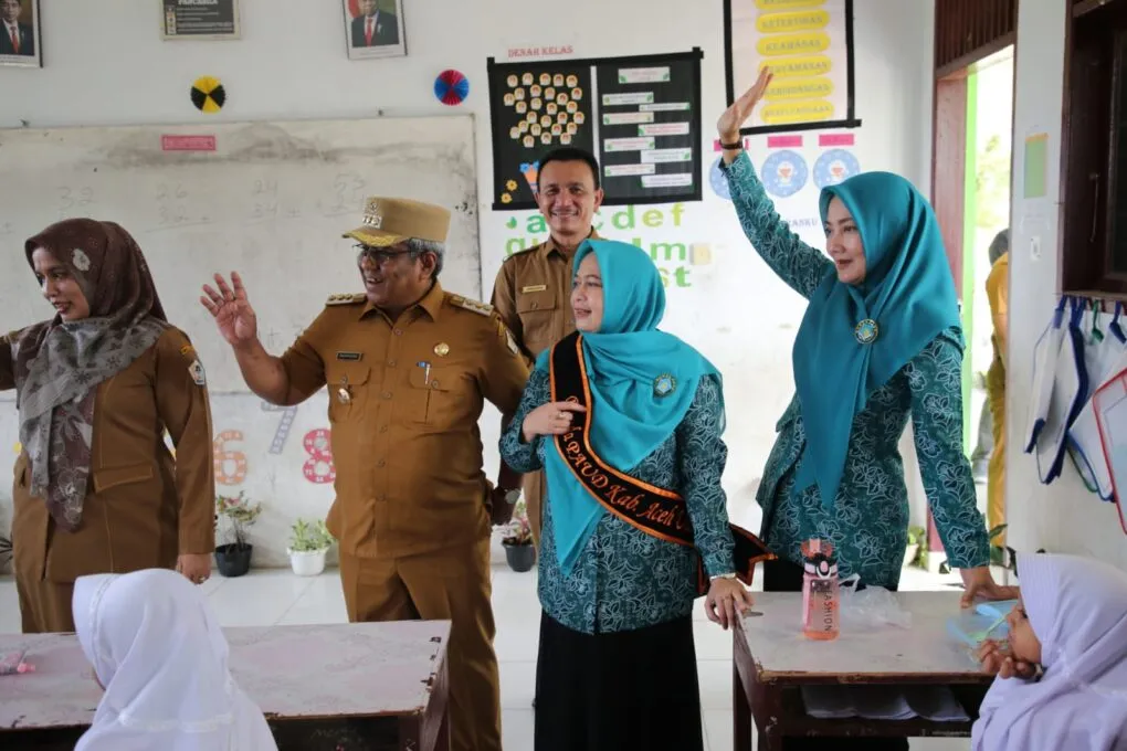Pj Dr Drs Mahyuzar, MSi, bersama Kepala Dinas P&K Jamaludin, M. Pd mendampingi Ketua TP-PKK Aceh Ayu Marzuki melakukan Sosialisasi Gerakan Transisi PAUD ke SD di Aceh Utara.