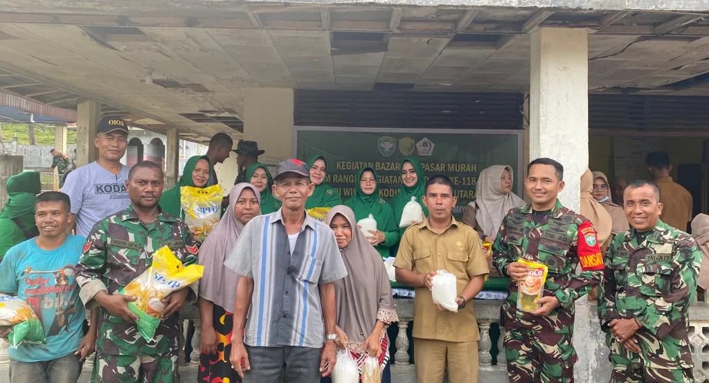 Kodim 0103/Aceh Utara, Letkol Inf Hendrasari Nurhono S.I.P., M.I.P. foto bersama warga setelah meninjau pasar murah di Sawang.