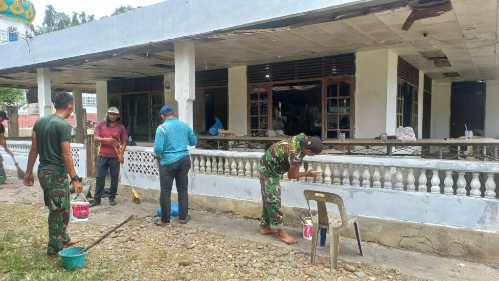 Satgas TNI TMMD ke 118 Kodim 0103/Aceh Utara, melaksanakan pembersihan dan mengecat Meunasah di Gampong Lancok, Sawang.