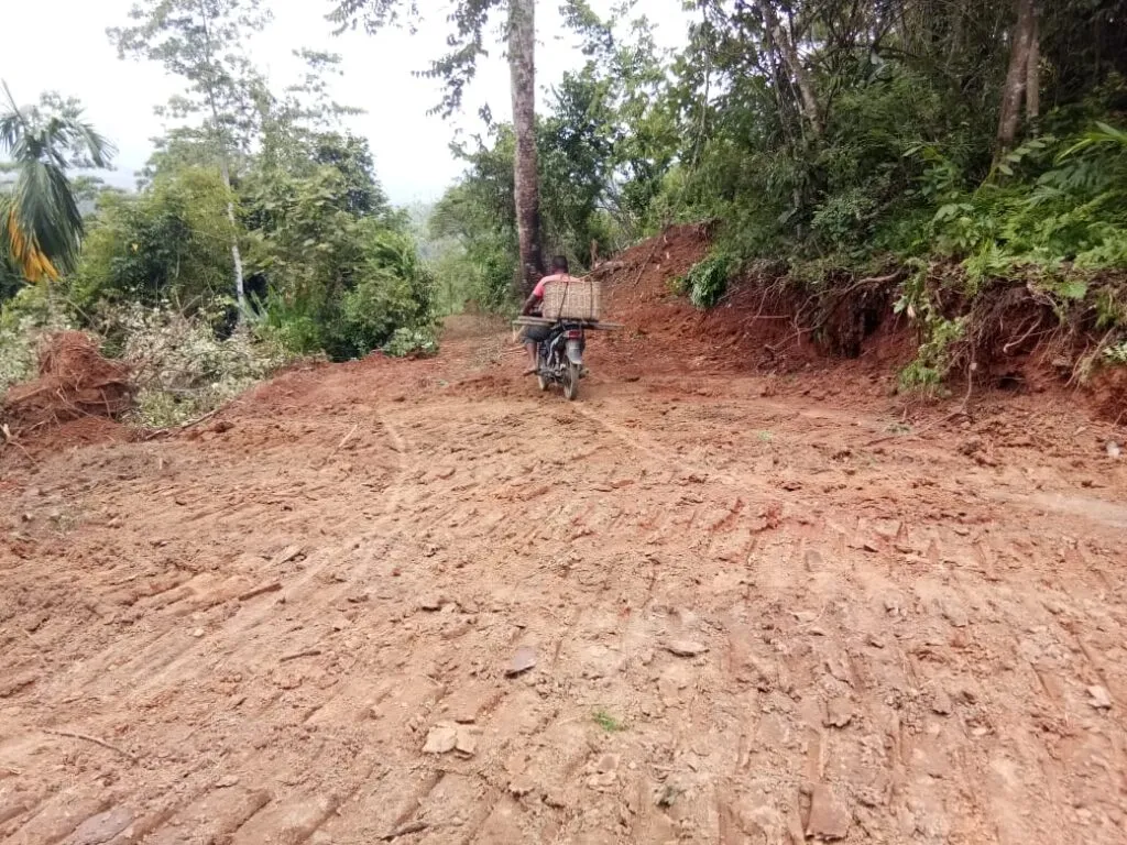 Belum rampung 100 persen, Masyarakat sudah melintasi jalan yang di bangun dengan program TTMD ke 118 di Sawang.