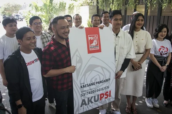 Pengurus PSI saat menyerahkan kartu anggota kepada Kaesang (Foto: ANTARA FOTO/MOHAMMAD AYUDHA)