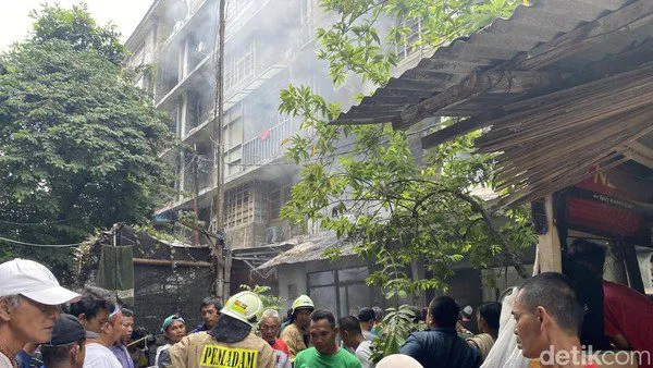 Proses pendinginan kebakaran toko laundry di Petamburan, Jakarta Pusat (Foto : detikcom)