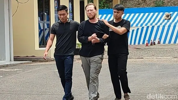 Polisi menangkap WNA asal Amerika, Arthur Leigh Welohr, karena membunuh Agus, mertuanya sendiri di Kota Banjar. (Foto : detikJabar).
