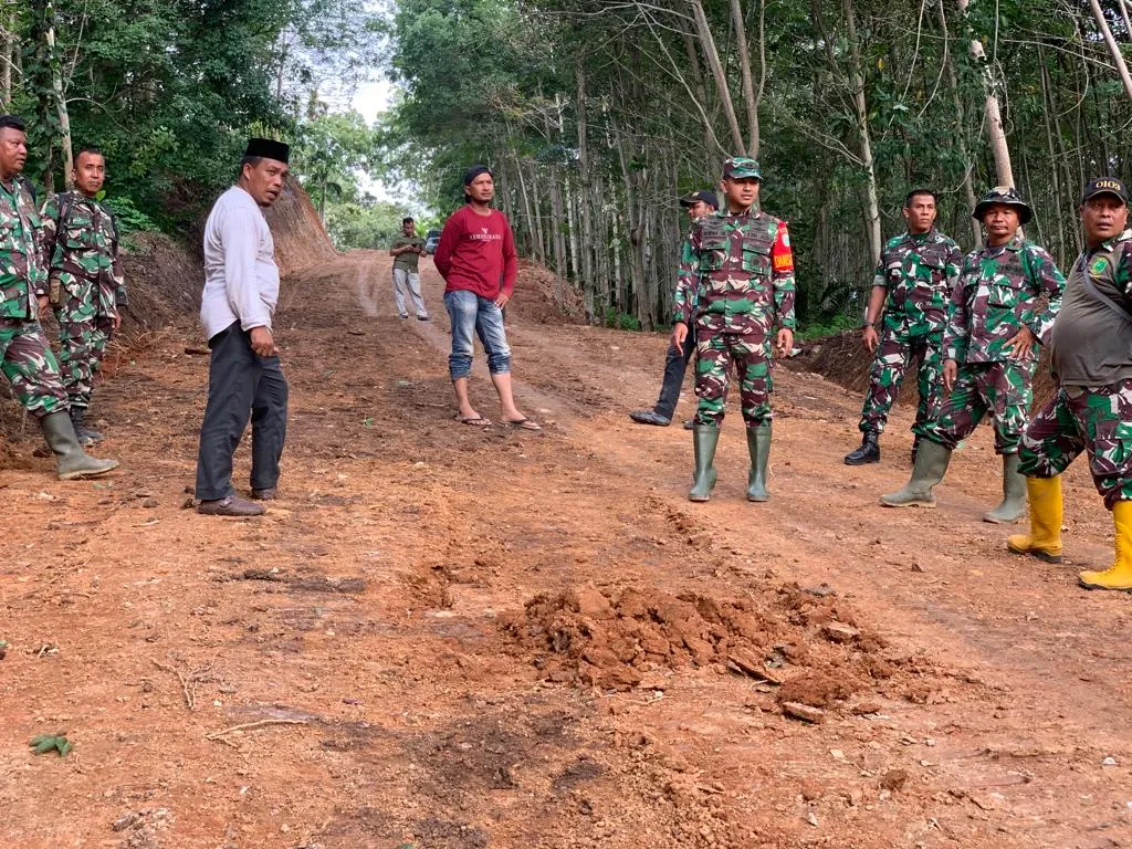 Dandim 0103/Aceh Utara saat memberikan arahan kepada satgas TTMD Ke 118 di Sawang.
