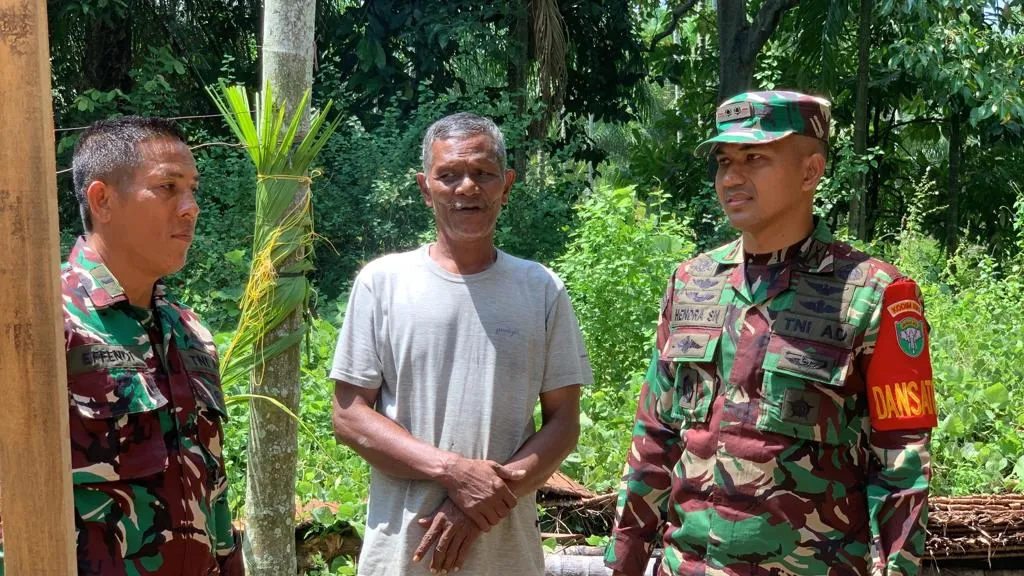 Raut wajah bahagia M. Ali saat di temui Dandim 0103/Aceh Utara di rumahnya seusai di Rehab dalam program TTMD ke 118.