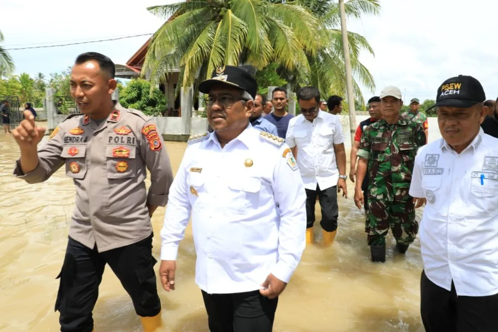 Pj Bupati Aceh Utara Dr Drs Mahyuzar, MSi, didampingi Kadis Sosial, Fuad Mukhtar dan Muspika Plus turun langsung ke lokasi bencana banjir untuk memantau kondisi masyarakat yang terdampak banjir.