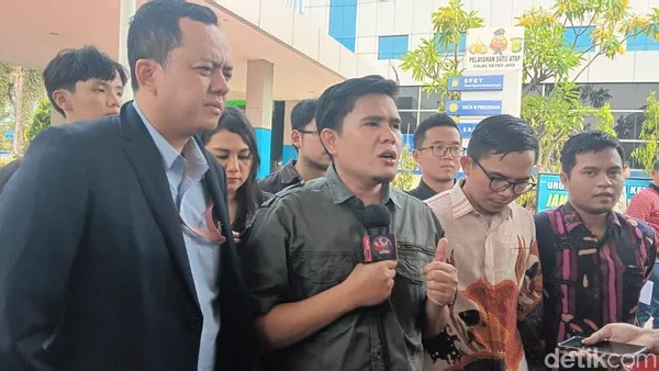 Asosiasi Lawyer Muslim Indonesia resmi melaporkan video mesum mirip artis berinisial RK ke Polda Metro Jaya. (detikcom).