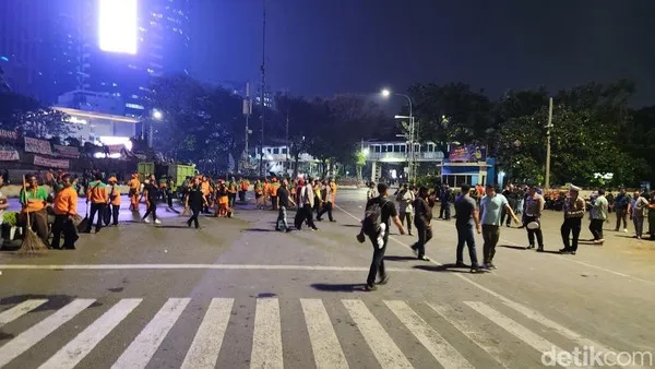Foto: Demo mahasiswa di Patung Kuda Jakarta mulai membubarkan diri (detikcom).