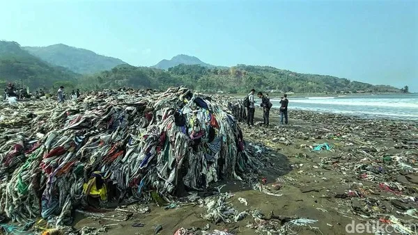Tumpukan sampah kain di pesisir Loji.(detikJabar)