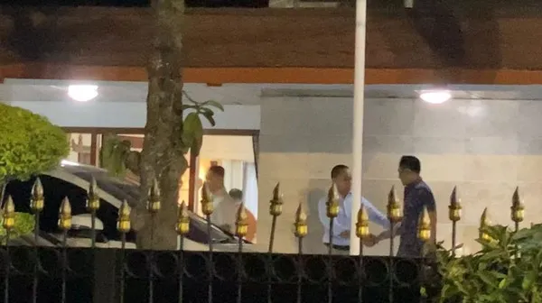 Foto: Ketum Partai Demokrat Agus Harimurti Yudhoyono (AHY) mendatangi rumah dinas Mendag yang juga Ketum PAN, Zulkifli Hasan di Widya Chandra, Jakarta, Jumat (20/10/2023). (detikcom)