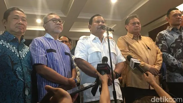Bacapres Prabowo Subianto mengumumkan Gibran Rakabuming Raka sebagai cawapresnya di pilpres 2024. Netizen pun menuliskan beragam reaksi di X/Twitter. Foto: detikcom