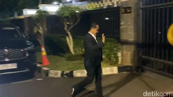 Foto: Menteri Investasi/BKPM Bahlil Lahadalia merapat ke kediaman Zulhas di Widya Chandra (detikcom).