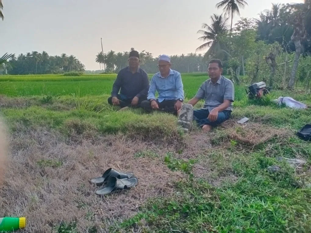 Pemerhati sejarah, Abdul Manan (berpeci hitam) saat menziarahi makam badan Pang Lateh Di Desa Alue Buya Baktiya. 