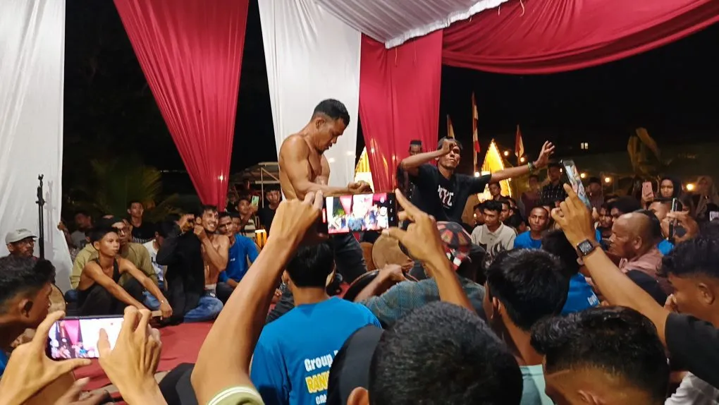 Foto : Grup Rapai Aceh Ranup Kuneng Oen Desa Seuneubok Doe, Kecamatan Tanah Jamboe Aye. 