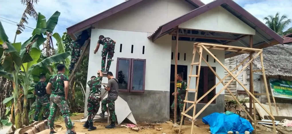 Anggota TNI Rehab Rumah Tidak Layak Huni milik Bapak Adnan M. Adam di Gampong Paloh Punti, Kecamatan Muara Satu, Lhokseumawe Dalam Program TTMD  2024.[Ist]