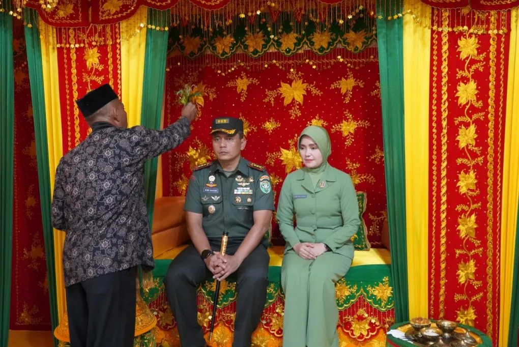 Danrem 012/Teuku Umar, Kolonel Inf Benny Rahadian, S.E., M.Han., beserta istri, Ny. Rina Benny Rahadian Di Peusijuek Oleh Tokoh Agama Di Pendopo Walikota Sabang[Ist]