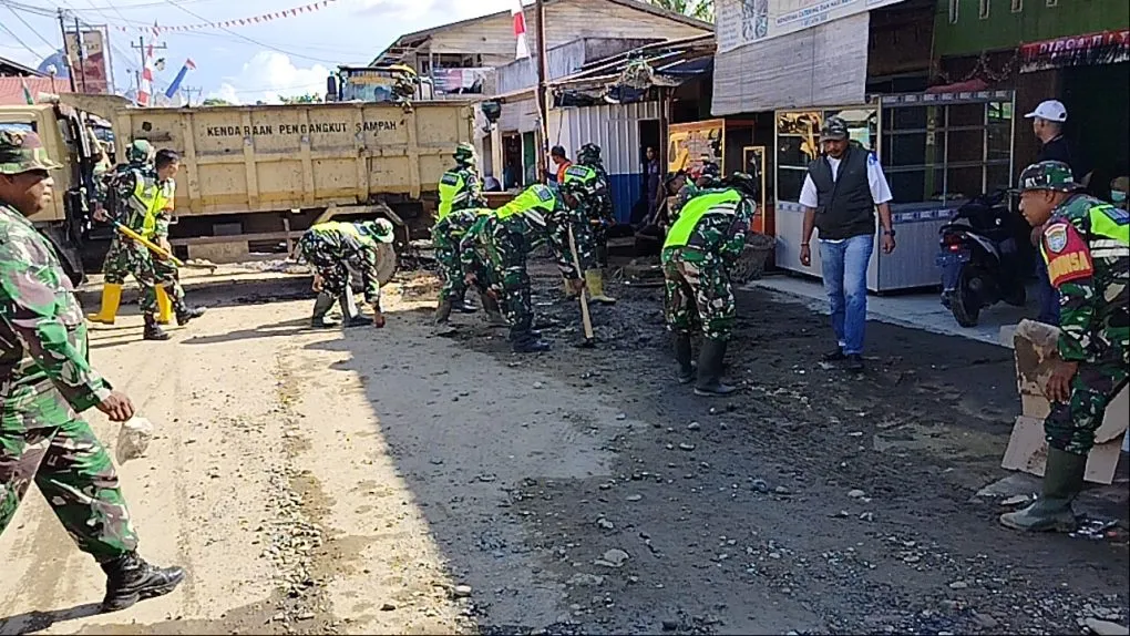 Dandim 0117/Aceh Tamiang Kerahkan Prajurit Bersihkan Sampah Pasca-Banjir di Seruway.[Ist]