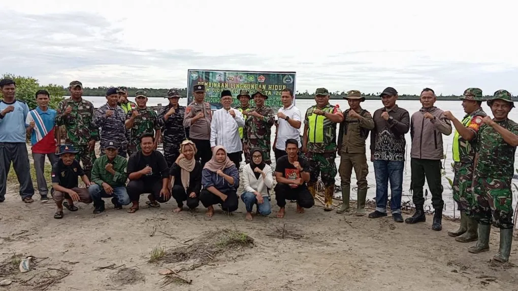 Kodim 0109/Aceh Singkil bersama pemerintah daerah menanam 500 bibit mangrove sebagai upaya pelestarian lingkungan di wilayah Anak Laut, Desa Gosong Telaga Barat, Kecamatan Singkil Utara.[Ist]