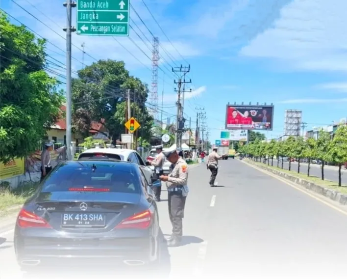 Personil Satuan Lalu Lintas (Satlantas) Polres Bireuen sedang melakukan pemeriksaan kepada pengendara roda empat dalam Operasi Zebra Seulawah 2024.