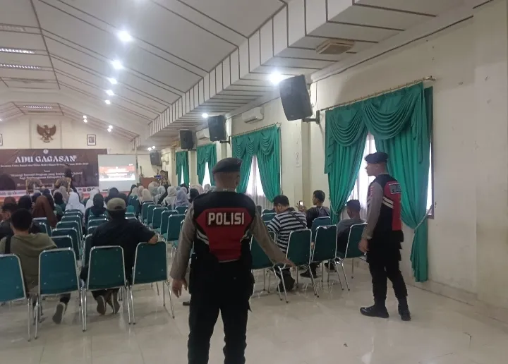 Personel Polres Bireun Melakukan pengamanan Adu Gagasan Cabup-Cawabup Diaula Setdakab.