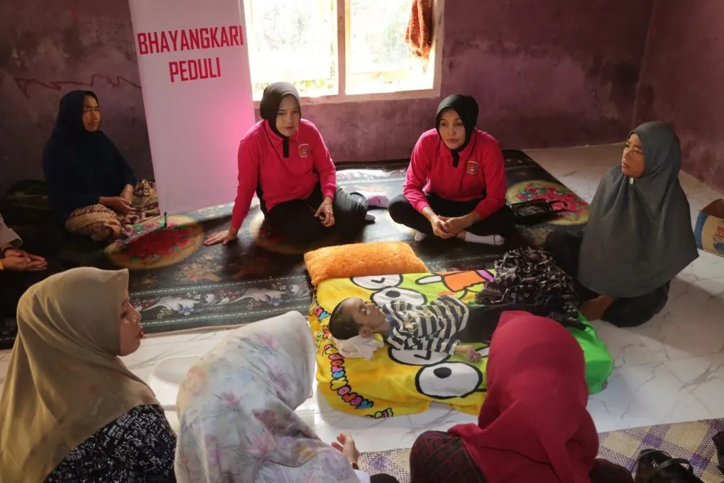 etua Bhayangkari Cabang Aceh Utara, Ny. Rika Nanang, melakukan kunjungan sosial ke rumah M. Khalis Muktadam (12), seorang anak penderita stunting di Gampong Cot Patisah, Kecamatan Seunuddon.[Ist]