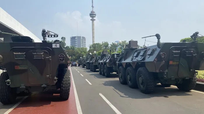 Foto: Panser Anoa siaga di Gedung MPR (detikcom)
