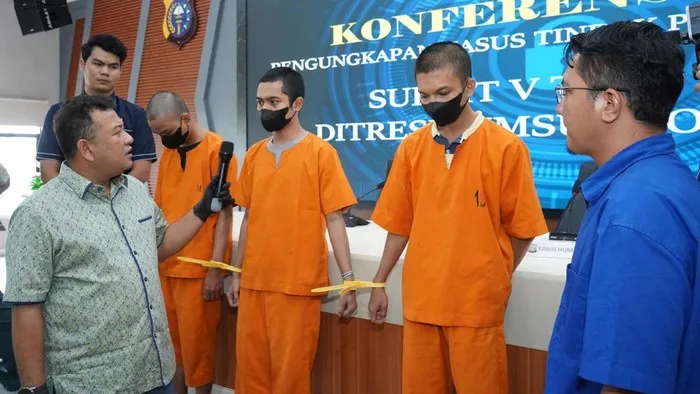 Polisi saat menginterogasi pelaku di Mapolda Riau. [Foto :Ist]