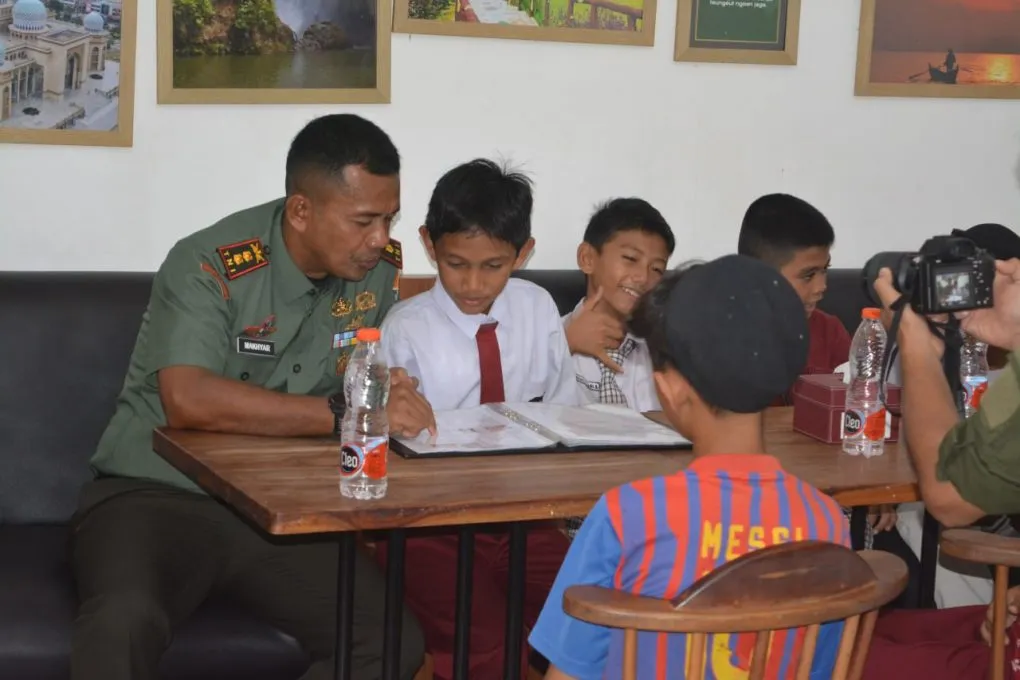 Dandim 0103/ Aceh Utara makan bersama dengan anak yatim