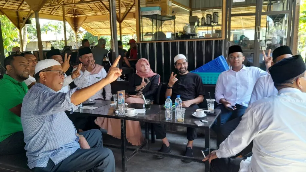 Calon Gubernur Aceh, Muzakir Manaf alias Mualem, dan calon Bupati Aceh Timur, Haji Sulaiman Tole, menunjukkan kebersamaan dengan ngopi bareng di Kopi Paste, Kota Idi Rayeuk. 