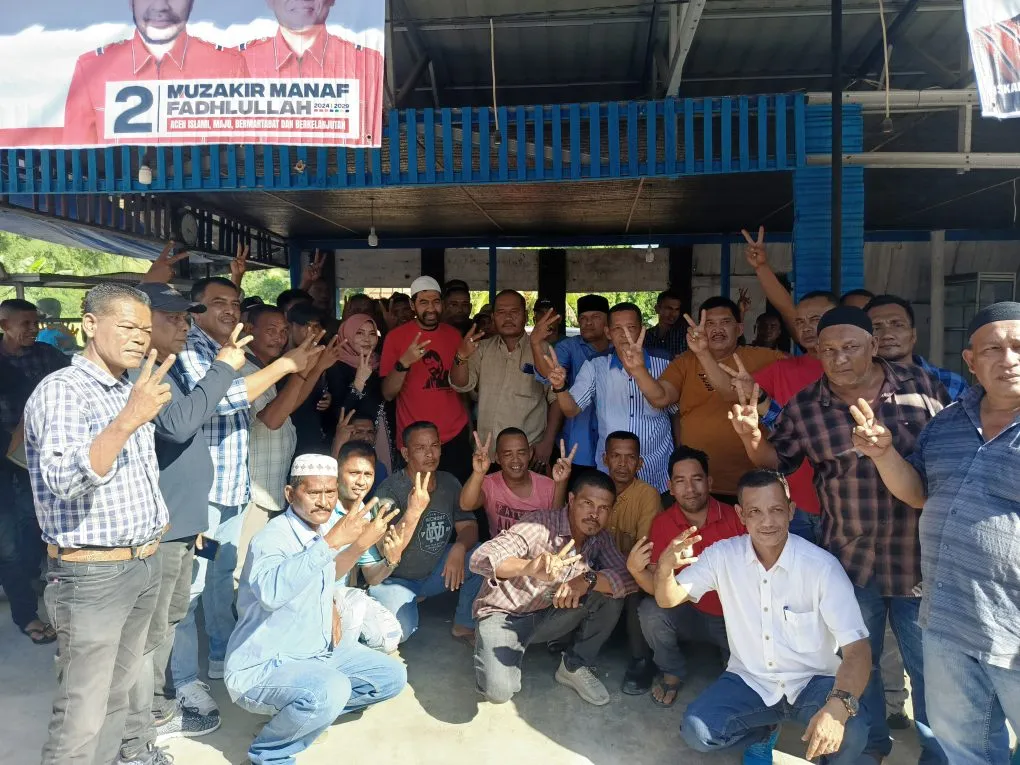 Foto : Mualem didampingi bunda Salma foto bersama dengan ratusan masyarakat dan eks kombatan GAM di Aceh Timur
