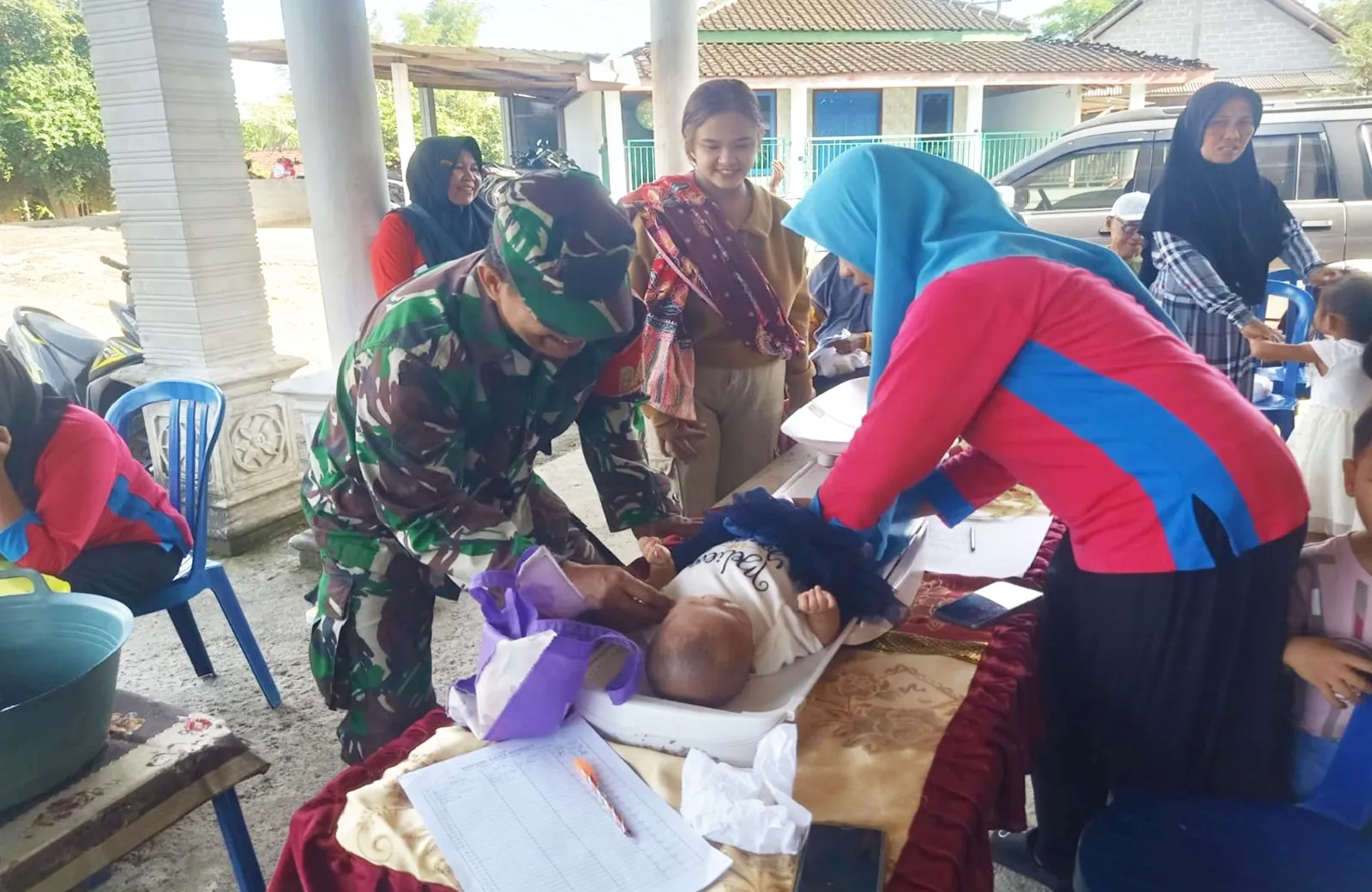 Babinsa Desa Panggungasri Koramil18 Panggungrejo Kodim 0808/Blitar, Serda Avan Yudha, bersama kader Posyandu dan Bidan Desa melaksanakan kegiatan Posyandu ibu dan balita. 