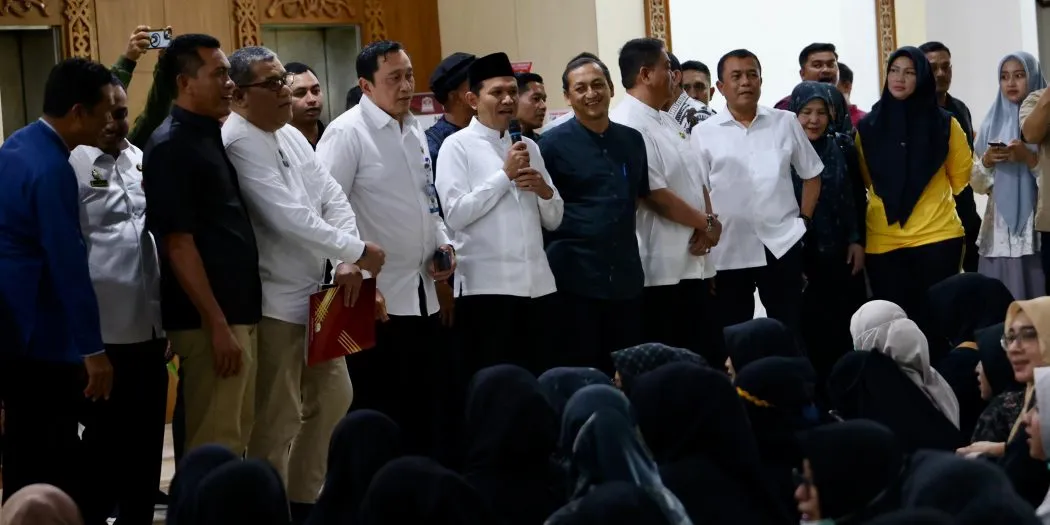 Wakil Gubernur Aceh, H. Fadhlullah, S.E., turun langsung menemui para demonstran. Didampingi sejumlah pejabat penting — termasuk Dirut RSUDZA. [Ist]