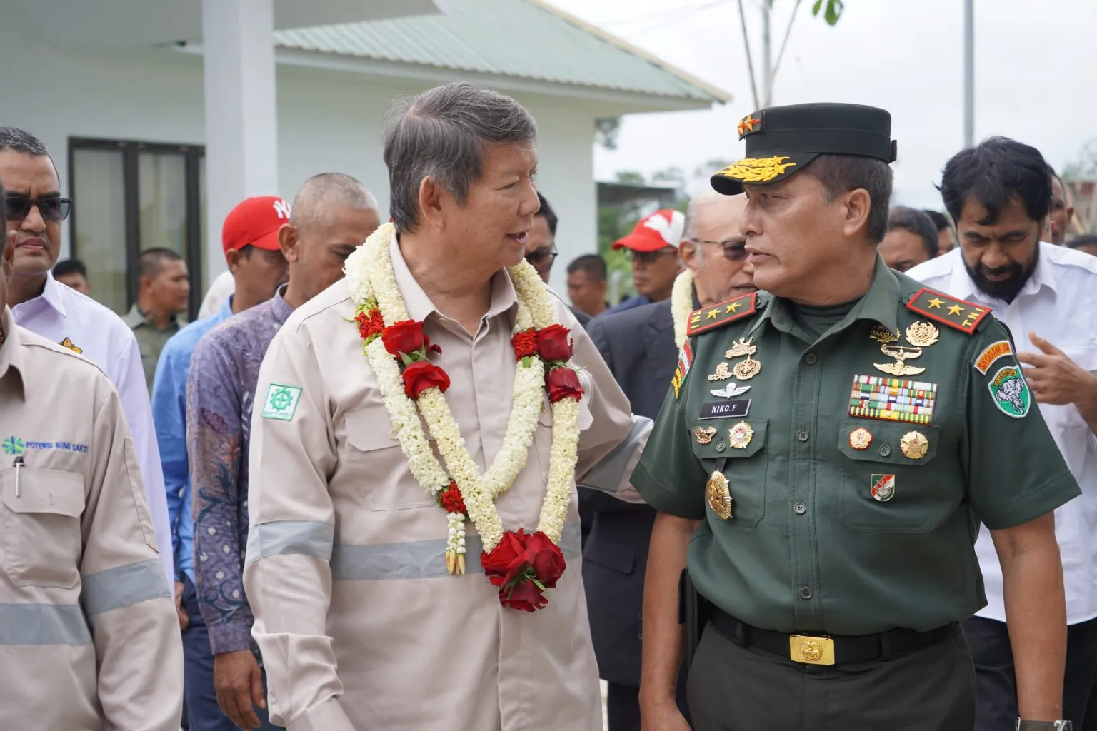 Pangdam IM Mayjen TNI Niko Fahrizal, M.Tr. menyambut kedatangan tokoh nasional Hashim Djojohadikusumo di Bandara Cut Nyak Dhien. (Ist) 