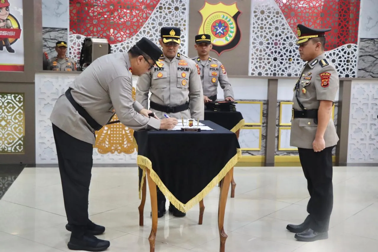 Kapolda Aceh, Irjen Pol. Dr. Achmad Kartiko, memimpin upacara serah terima jabatan (sertijab) empat pejabat utama dan dua kapolres.