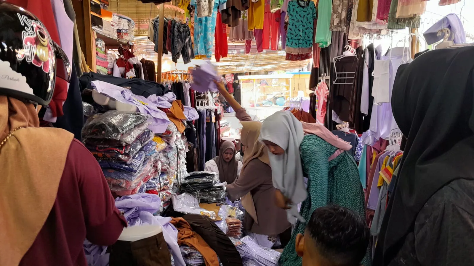 Warga Aceh Utara mulai memadati toko-perlengkapan sekolah untuk membeli seragam sekolah untuk anaknya. 