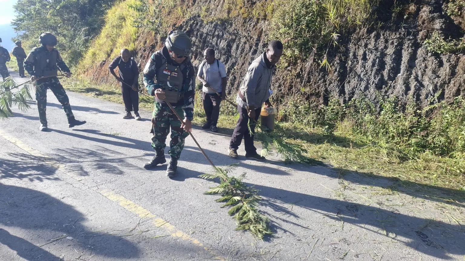 Satgas Yonif 112/DJ Gelar Karya Bakti dan Berbagi Kasih di Puncak Jaya Papua Tengah