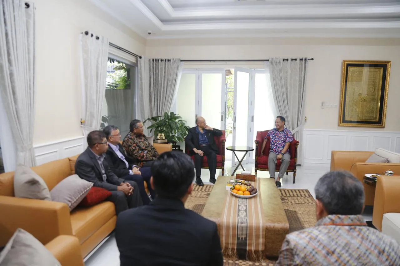 Wali Nanggroe Aceh Tgk. Malik Mahmud Al-Haythar berbincang santai dengan Mendagri Tito Karnavian di kediaman pribadi Mendagri di Jakarta.