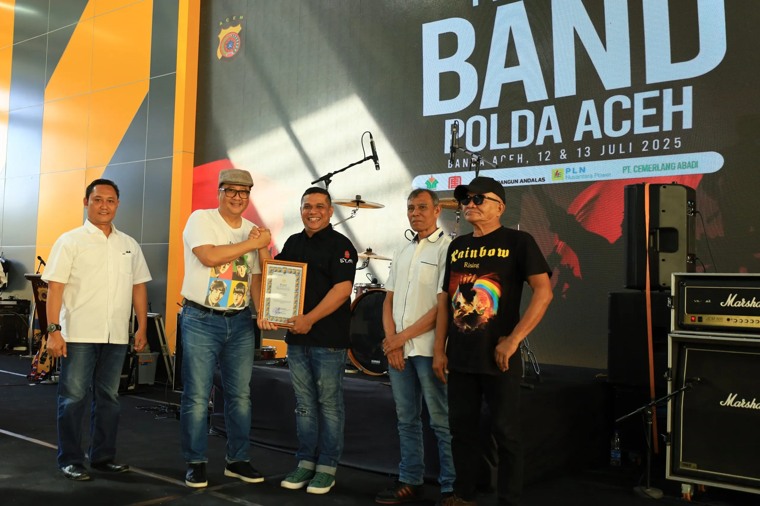 Kapolda Aceh, Irjen Pol. Dr. Achmad Kartiko, secara resmi menutup Festival Band dalam rangka peringatan Hari Bhayangkara ke-79